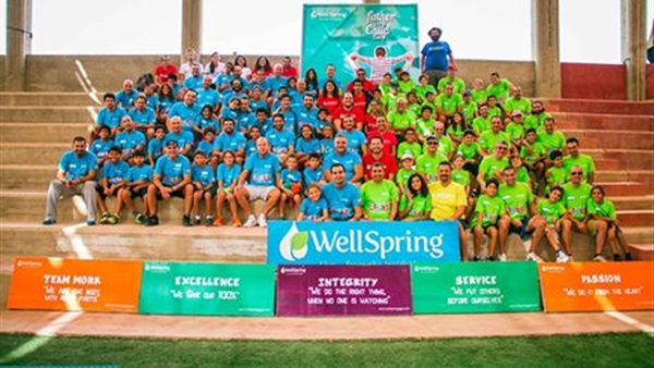 بالصورة.. أحمد حلمى يفاجئ شباب wellspring