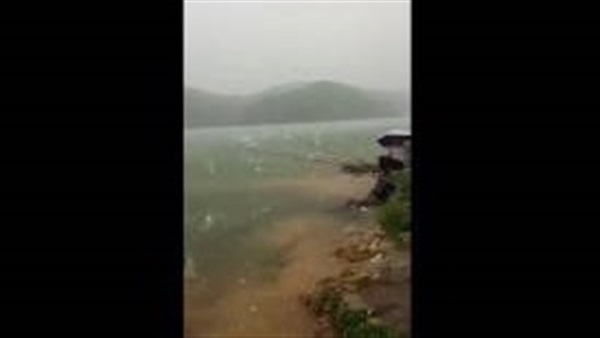 بالفيديو.. شاهد حجم البَرَد الذي تساقط على صيادين في الصين بالفيديو.. شاهد حجم البَرَد الذي تساقط على صيادين في الصين