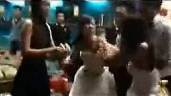 بالفيديو.. عشيقة عريس تقتحم حفل زفافه وتعتدي على العروسة