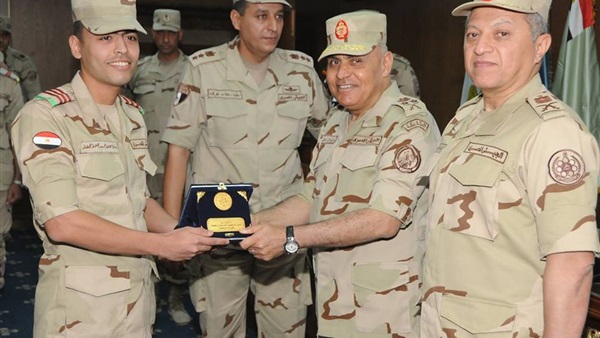 وزير الدفاع: نثق في قرارات القيادة السياسية وزير الدفاع: نثق في قرارات القيادة السياسية