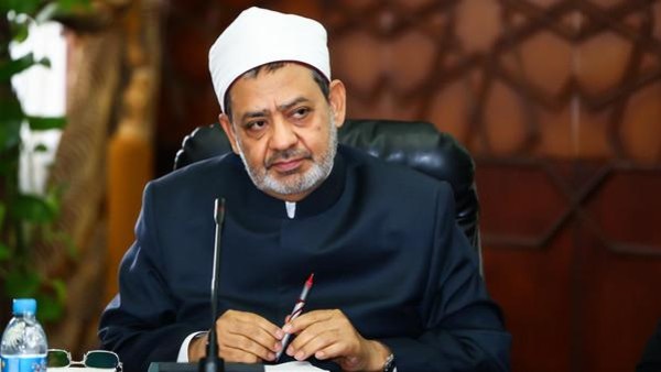 شيخ الأزهر يكرم أمين شرطة "حافظ للقرآن" شيخ الأزهر يكرم أمين شرطة "حافظ للقرآن"