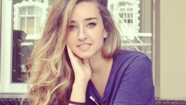 بالصور.. مندوب أحد المرشحين يوجه الناخبين بالتوصيت لصالحه