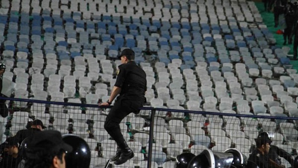 مشادات عنيفة بين الجماهير والأمن قبل مواجهة الزمالك والاتحاد مشادات عنيفة بين الجماهير والأمن قبل مواجهة الزمالك والاتحاد