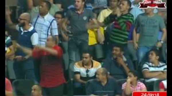 بالفيديو.. مشادة عنيفة بين رئيس «الزمالك» والجماهير في مباراة الإتحاد