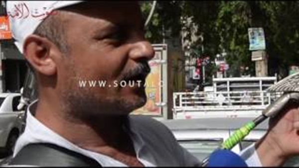 بالفيديو.. عمال يحاربون حرارة الطقس بـ«الشغل» بالفيديو.. عمال يحاربون حرارة الطقس بـ«الشغل»