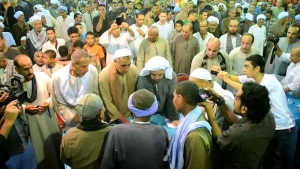 «الكفن» ينهي خصومة ثأرية بين عائلتي «حزين وعيسى» بقنا «الكفن» ينهي خصومة ثأرية بين عائلتي «حزين وعيسى» بقنا