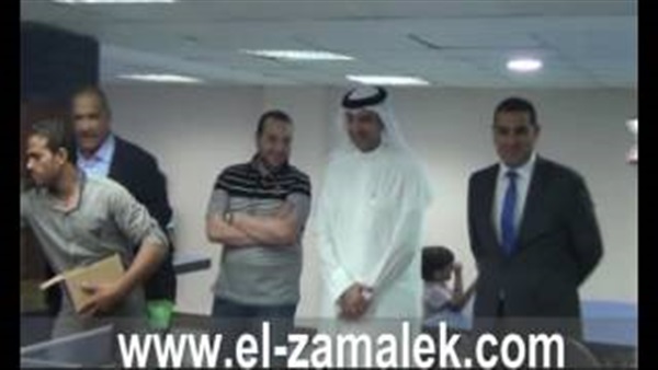 بالفيديو.. رئيس الزمالك يواصل هوايته في تنس الطاولة مع وفد البحرين