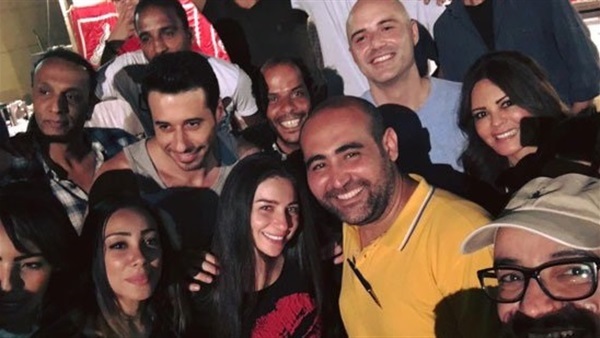 بالصور.. مي عزالدين تدعو فريق «وعد» على العشاء بالصور.. مي عزالدين تدعو فريق «وعد» على العشاء