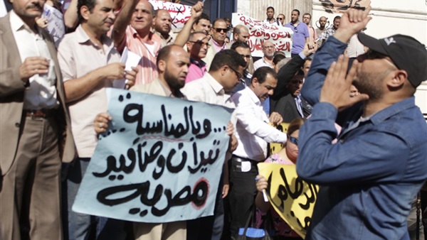 بالصور.. «الصحفيين» تحتج ضد وزارة الداخلية بـ«الأقلام» بالصور.. «الصحفيين» تحتج ضد وزارة الداخلية بـ«الأقلام»