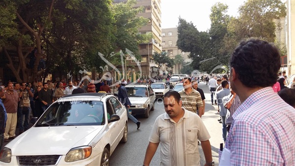 بالصور.. الأمن يفتح شارع عبدالخالق ثروت للسيارات لتفريق وقفة «الصحفيين» بالصور.. الأمن يفتح شارع عبدالخالق ثروت للسيارات لتفريق وقفة «الصحفيين»