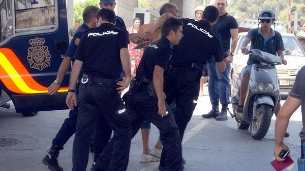 «الشرطة الإسبانية» ترفض دخول أعلام «الإستقلال» في نهائي كأس الملك «الشرطة الإسبانية» ترفض دخول أعلام «الإستقلال» في نهائي كأس الملك