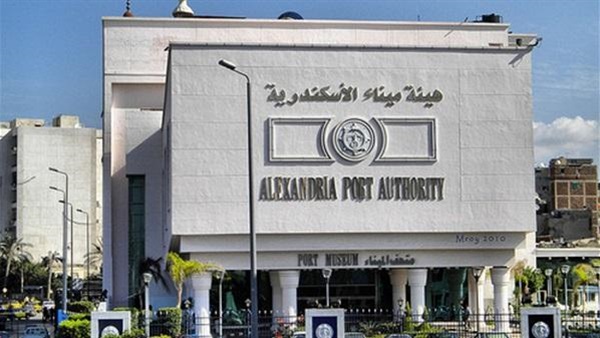 بدء أعمال التكريك لتعميق الممرات الملاحية بميناء الإسكندرية بدء أعمال التكريك لتعميق الممرات الملاحية بميناء الإسكندرية