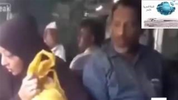 بالفيديو.. رجل يضرب زوجته بطريقة همجية داخل أتوبيس بالفيديو.. رجل يضرب زوجته بطريقة همجية داخل أتوبيس