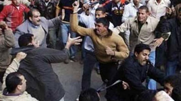 «الحب ولع في 7 منازل بالمنيا».. اشتباكات في قرية «الكرم» بسبب علاقة عاطفية بين عامل قبطي وربة منزل مسلمة.. الأهالي يتجمعون أمام منزل العامل ويشعلون النيران به.. ضبط 5 متهمين وفرض طوقا أمنيا حول القرية