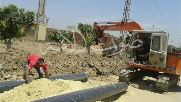 بالصور.. بدء توصيل خط مياه لقريتين بشبين القناطر بالصور.. بدء توصيل خط مياه لقريتين بشبين القناطر
