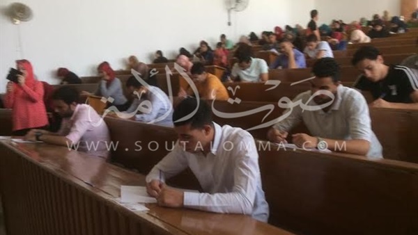 بالصور .. رئيس جامعة القناة يتفقد امتحانات نهاية العام