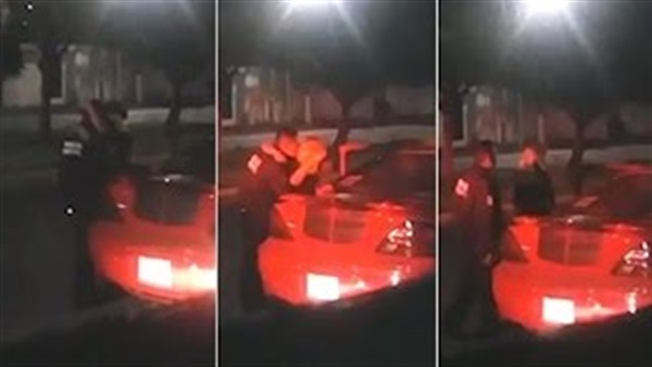 بالفيديو.. شرطي يلغي مخالفة لامرأة حسناء مقابل "قبلة"