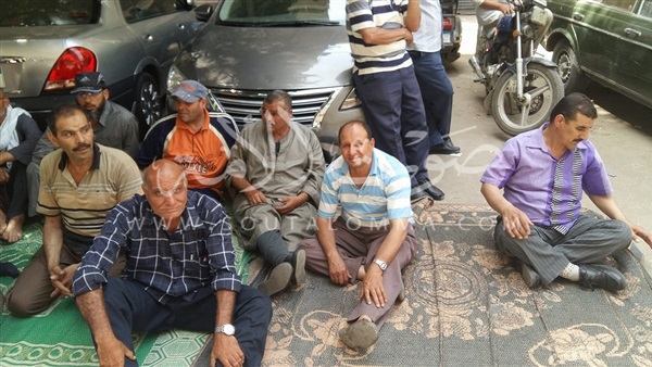 بالصور.. عمال «حليج الأقطان» يفترشون الطريق أمام «الوزراء» بالصور.. عمال «حليج الأقطان» يفترشون الطريق أمام «الوزراء»