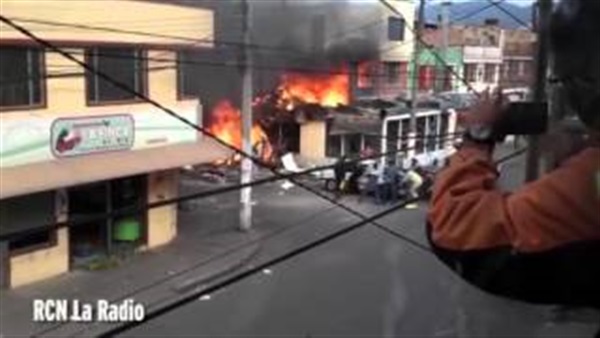 بالفيديو.. لحظة سقوط مروع لطائرة بأحد الشوارع بالفيديو.. لحظة سقوط مروع لطائرة بأحد الشوارع