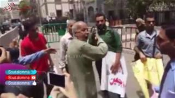 بالفيديو.. مواطن لـ«أوائل الخريجين»: أنتم في بلد الفساد والجهل بالفيديو.. مواطن لـ«أوائل الخريجين»: أنتم في بلد الفساد والجهل