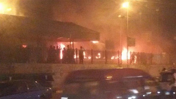 أهالي قتيل يشعلون النيران في منزل الجناة بأسيوط أهالي قتيل يشعلون النيران في منزل الجناة بأسيوط