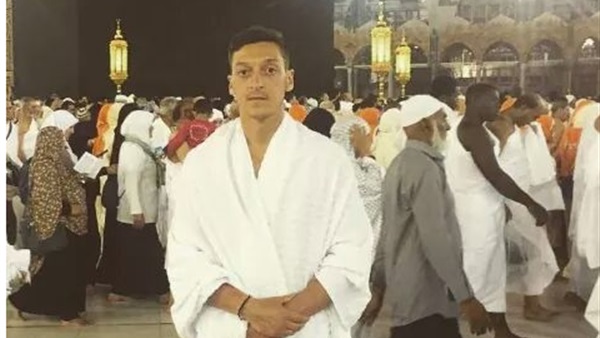 يالصورة.. «أوزيل» يؤدي مناسك العمرة يالصورة.. «أوزيل» يؤدي مناسك العمرة