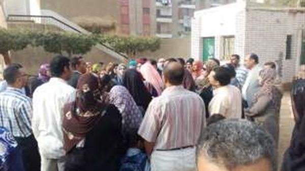 أولياء أمور يتعدون على لجنة بكفر الشيخ لتسهيل عملية الغش لأبنائهم أولياء أمور يتعدون على لجنة بكفر الشيخ لتسهيل عملية الغش لأبنائهم