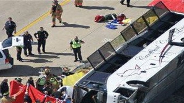 إصابة 20 شخصا بحافلة أنقلبت على طريق سريع في كاليفورنيا إصابة 20 شخصا بحافلة أنقلبت على طريق سريع في كاليفورنيا