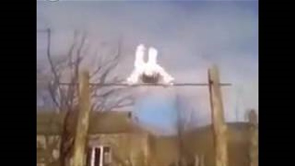 بالفيديو.. رجل مسن يشعل «فيس بوك» بممارسته للجمباز