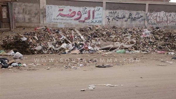 بالصور .. تلال القمامة تحاصر السكة الحديد بالخانكة بالصور .. تلال القمامة تحاصر السكة الحديد بالخانكة