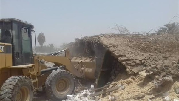 بالصور..إزالة التعديات وتمهيد الطريق بين قريتين بـ«أبو قرقاص»  