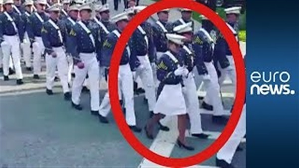 بالفيديو.. طالبة بأكاديمية عسكرية تلعب بالموبايل أثناء حفل التخرج بالفيديو.. طالبة بأكاديمية عسكرية تلعب بالموبايل أثناء حفل التخرج