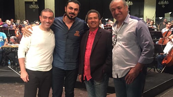 بالصورة.. محمد كريم يفاجئ «محمد عبده»