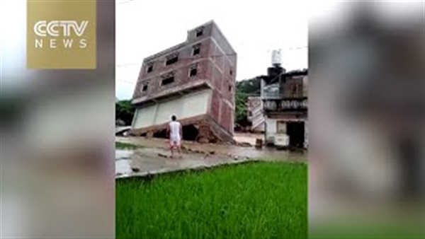 بالفيديو.. لقطات غريبة لإنهيار مبنى بسبب الفيضانات