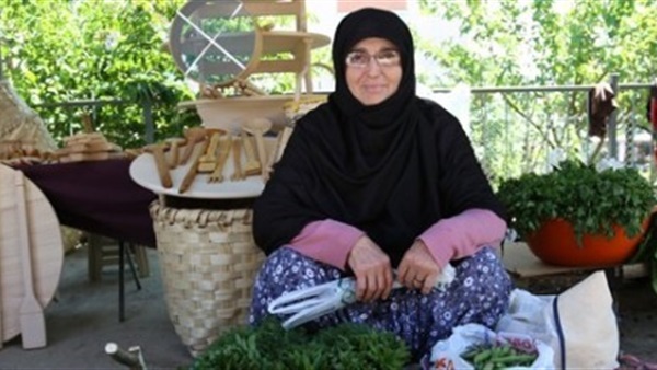 شقيقة وزير الصناعة التركي تعمل بائعة خضراوات بسوق شعبي