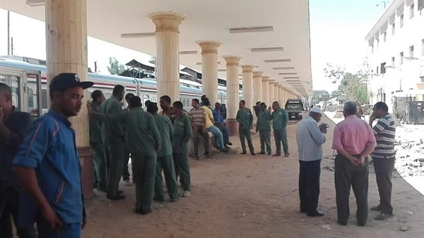 بالصور..عمال النظافة بسكك حديد الأقصر يضربون عن العمل بالصور..عمال النظافة بسكك حديد الأقصر يضربون عن العمل