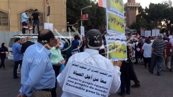 بالصور.. لافتات «ممنوع دخول الإخوان» في مسيرة تأبين ضحايا الطائرة بالصور.. لافتات «ممنوع دخول الإخوان» في مسيرة تأبين ضحايا الطائرة
