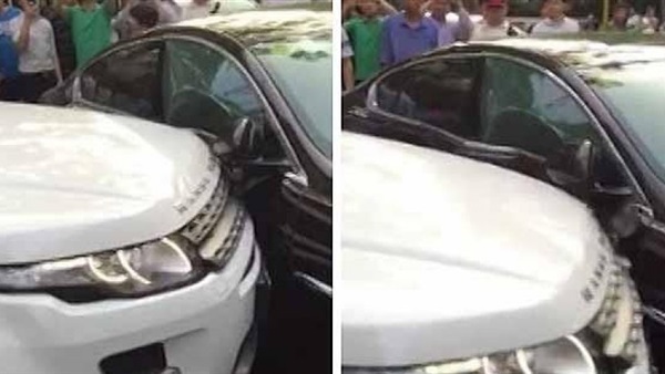  صينية تحطم سيارة جاغوار تسد طريقها