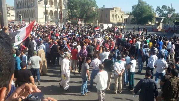 الأمن العراقي يطلق الغاز المسيل للدموع لتفريق متظاهري بغداد الأمن العراقي يطلق الغاز المسيل للدموع لتفريق متظاهري بغداد