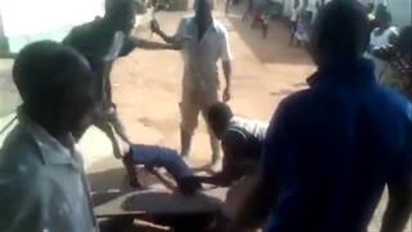 بالفيديو.. معاقبة رجل «زاني» بالجلد في الشارع