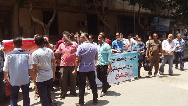 بالصور.. وقفة احتجاجية للمعلمين المغتربين أمام «الوزراء» بالصور.. وقفة احتجاجية للمعلمين المغتربين أمام «الوزراء»