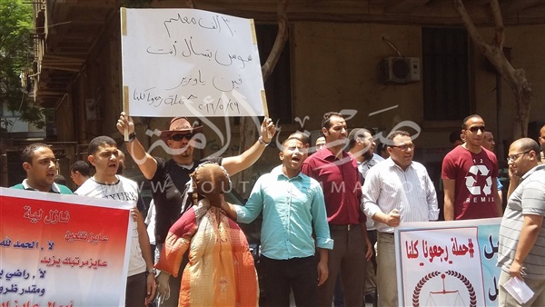 بالصور.. المعلمون المغتربون يسخرون من وزير التعليم بـ«عروسة» أمام «الوزراء» بالصور.. المعلمون المغتربون يسخرون من وزير التعليم بـ«عروسة» أمام «الوزراء»