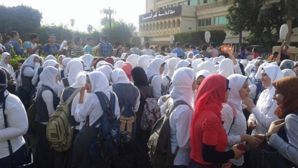 طلاب كفر الشيخ ينظمون وقفة احتجاجية للمطالبة بإلغاء درجات السلوك طلاب كفر الشيخ ينظمون وقفة احتجاجية للمطالبة بإلغاء درجات السلوك