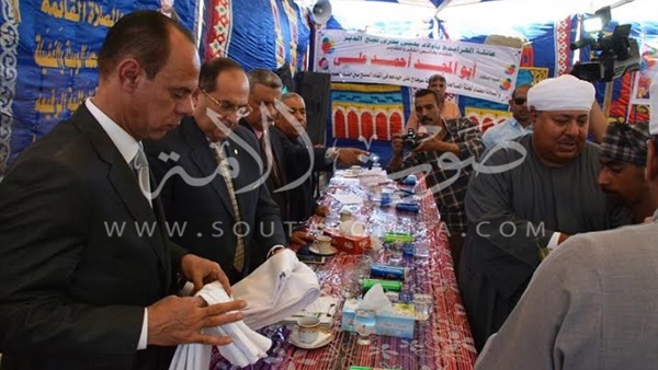 بالصور.. «محافظ سوهاج» يشهد مراسم جلسة صلح في بدار السلام بالصور.. «محافظ سوهاج» يشهد مراسم جلسة صلح في بدار السلام