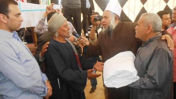 بالصور..«الجلسات العرفية» أداء العائلات للقضاء على «الصراع الطائفي».. تتشكل من المجالس المحلية والنيابية.. الإنتساب لـ«كبار العائلات» شرط العضوية..و«خبراء»:أداء بديل لتطبيق القانون بين القبائل بالصعيد