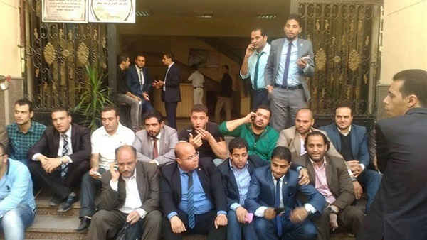 عشرات المحامين يعلنون اعتصامهم بمقر النقابة بالدقهلية