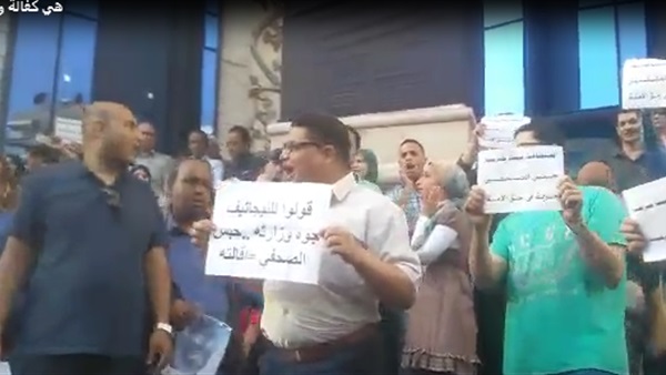 بالفيديو.. القرموطي يتضامن مع الجنيه بعد استقالة رامز بالفيديو.. القرموطي يتضامن مع الجنيه بعد استقالة رامز