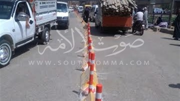 بالصور.. وضع فواصل مرورية على كوبري الرياح التوفيقي ببنها