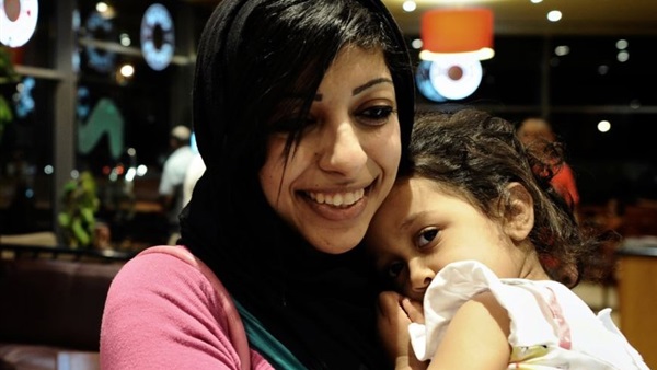 البحرين: الإفراج عن الناشطة زينب الخواجة وطفلها 