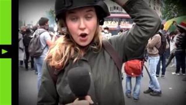بالفيديو.. مراسلة روسية تتلقى صفعة على الهواء مباشرة بالفيديو.. مراسلة روسية تتلقى صفعة على الهواء مباشرة